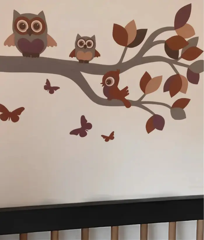 Terracotta babykamer met jungle boom behangsticker met uilentak